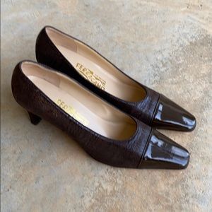 SALVATORE FERRAGAMO (7.5A) Brown Patent & Leather